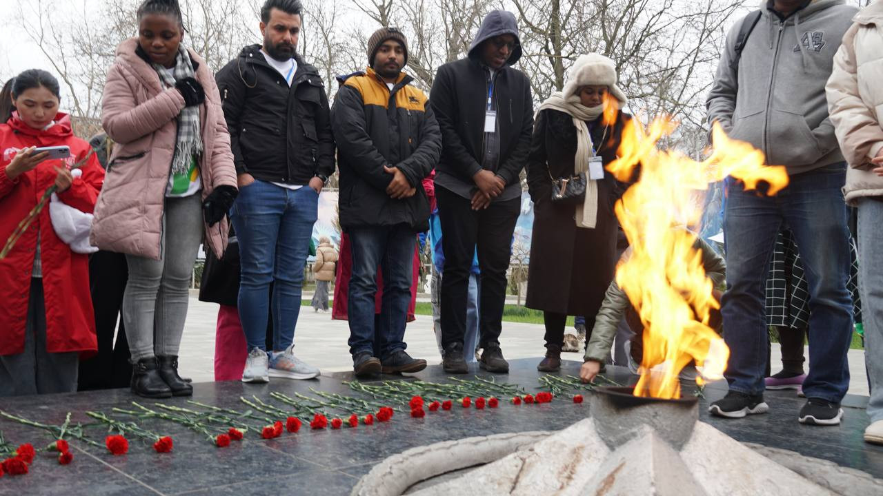 Участники региональной программы ВФМ в Дагестане возложили цветы к памятнику Воину-освободителю в Махачкале