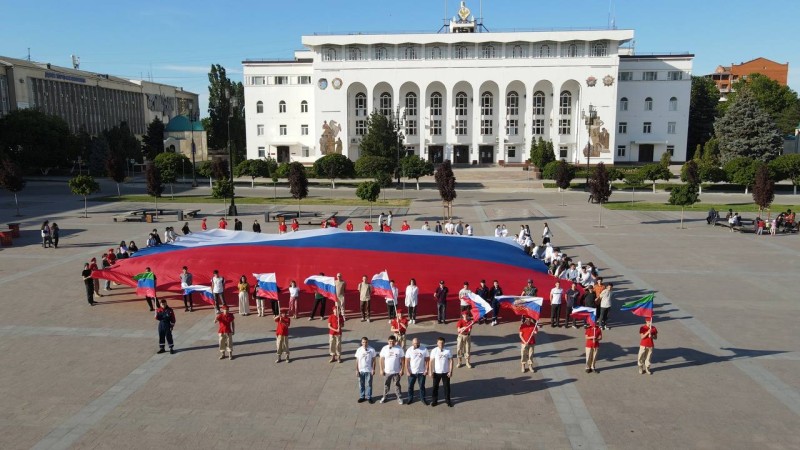 В Махачкале ко Дню России развернули огромный триколор