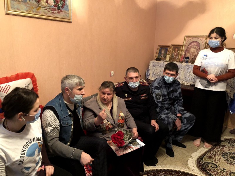 Представители Минмолодежи РД и волонтеры Победы посетили блокадниц, проживающих в Махачкале