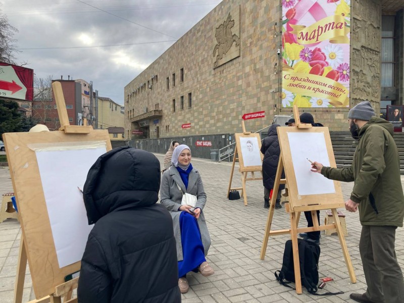 В Махачкале стартовала акция «Музыка и портреты для любимых»
