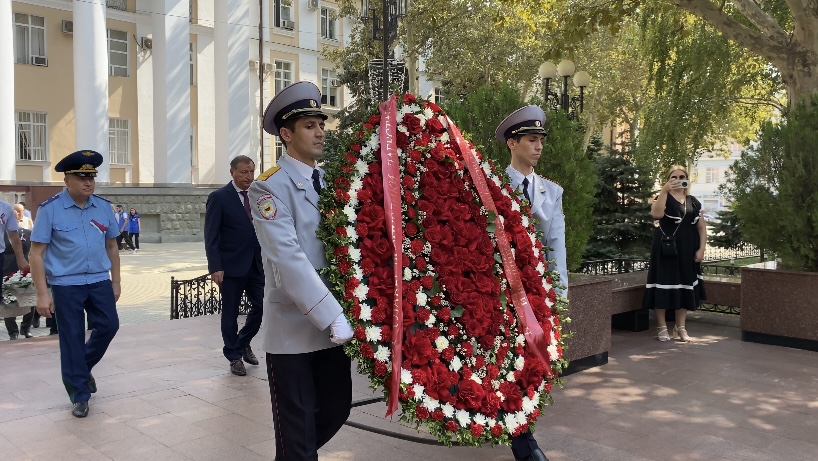 В Махачкале прошла церемония возложения цветов ко Дню солидарности в борьбе с терроризмом