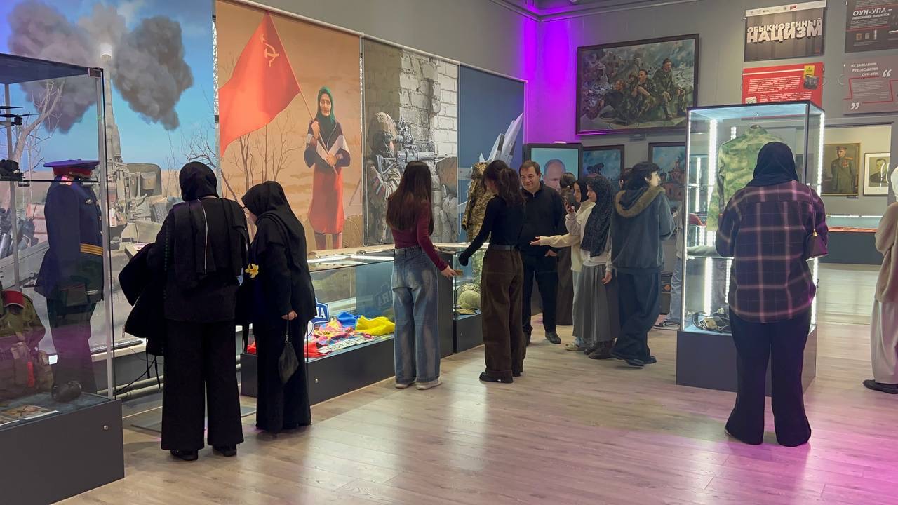 В Махачкале прошла патриотическая экскурсия для молодежи ко Дню Героев Отечества