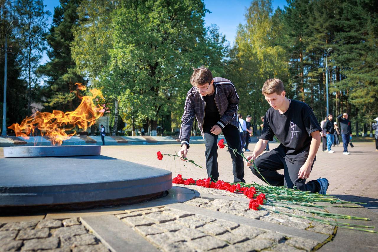 Школьники и студенты Дагестана посетили места боевой славы в Москве