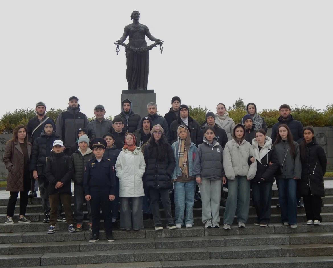 Школьники и студенты Дагестана посетили места боевой славы в Санкт-Петербурге