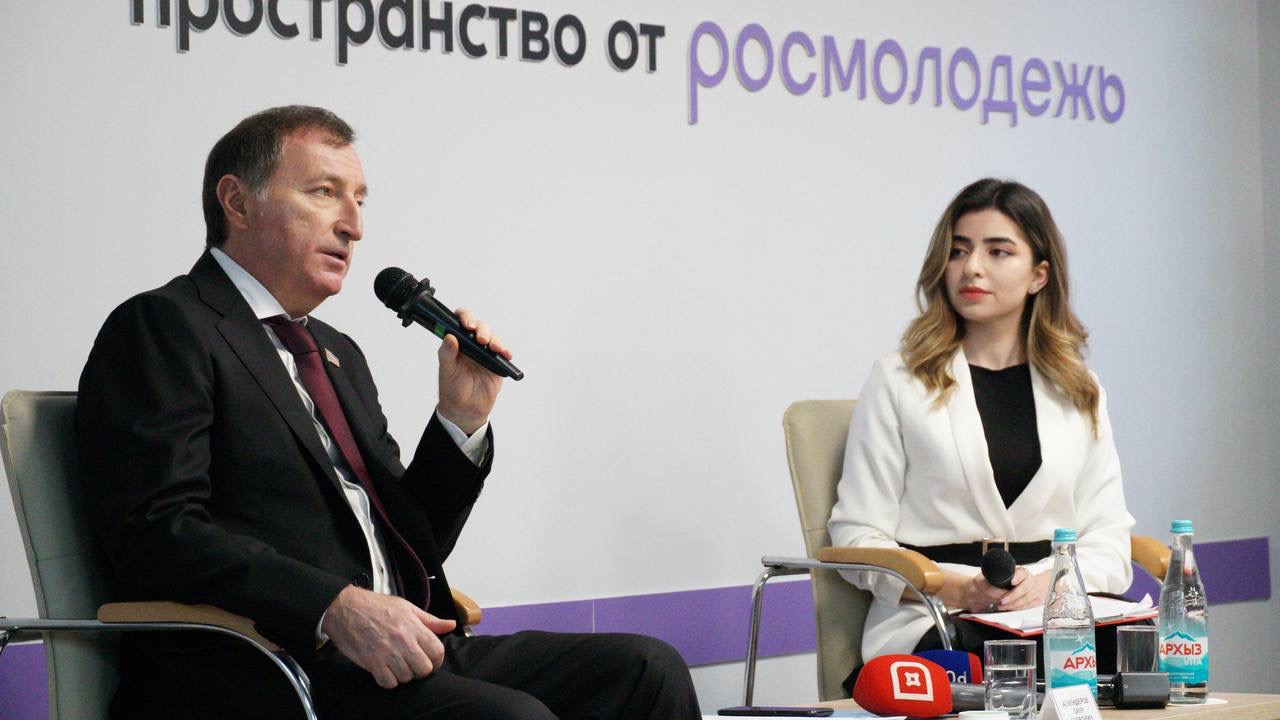 Председатель Народного Собрания РД Заур Аскендеров посетил Республиканский молодёжный центр в рамках Дня добровольца