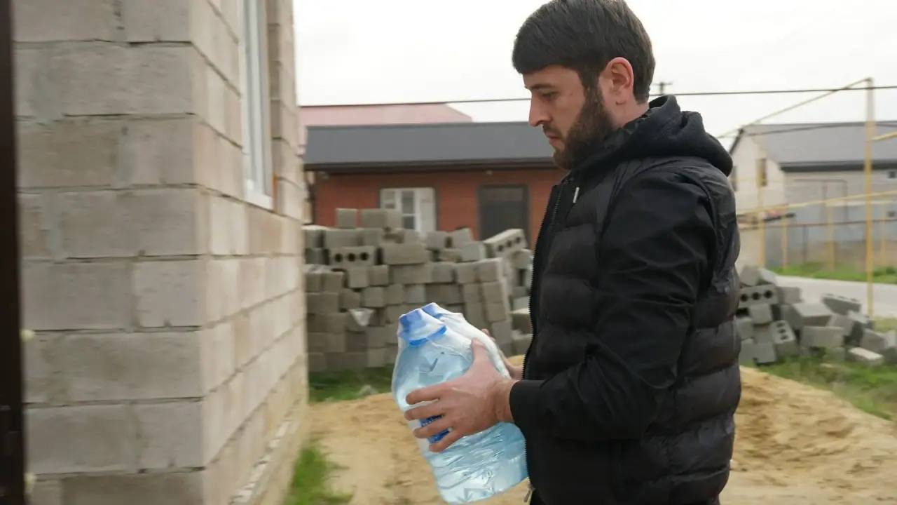 Сотрудники Минмолодежи РД активно участвуют  в доставке воды и гуманитарной помощи пострадавшим