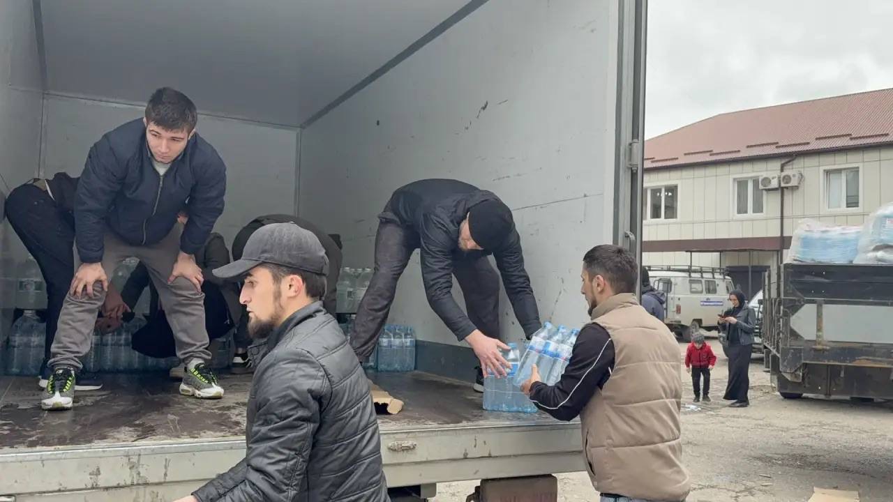 Сотрудники Минмолодежи РД активно участвуют  в доставке воды и гуманитарной помощи пострадавшим