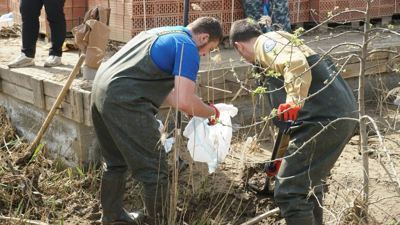 Волонтёры Дагестана помогают жителям в ликвидации последствий паводков