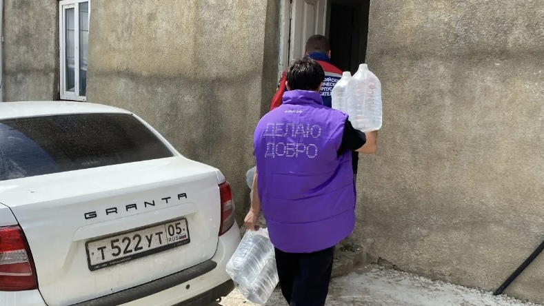 Волонтёры #МЫВМЕСТЕ помогают жителям и контролируют опасные участки в Дахадаевском районе