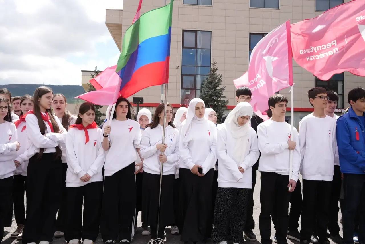 В Махачкале прошла торжественная церемония поднятия Знамени Победы в рамках акции «Равнение на флаг»