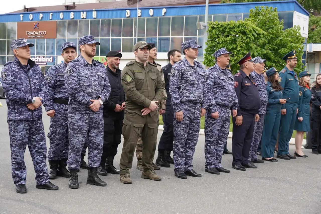 В Махачкале прошла торжественная церемония поднятия Знамени Победы в рамках акции «Равнение на флаг»