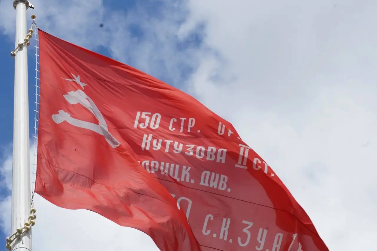 В Махачкале прошла торжественная церемония поднятия Знамени Победы в рамках акции «Равнение на флаг»