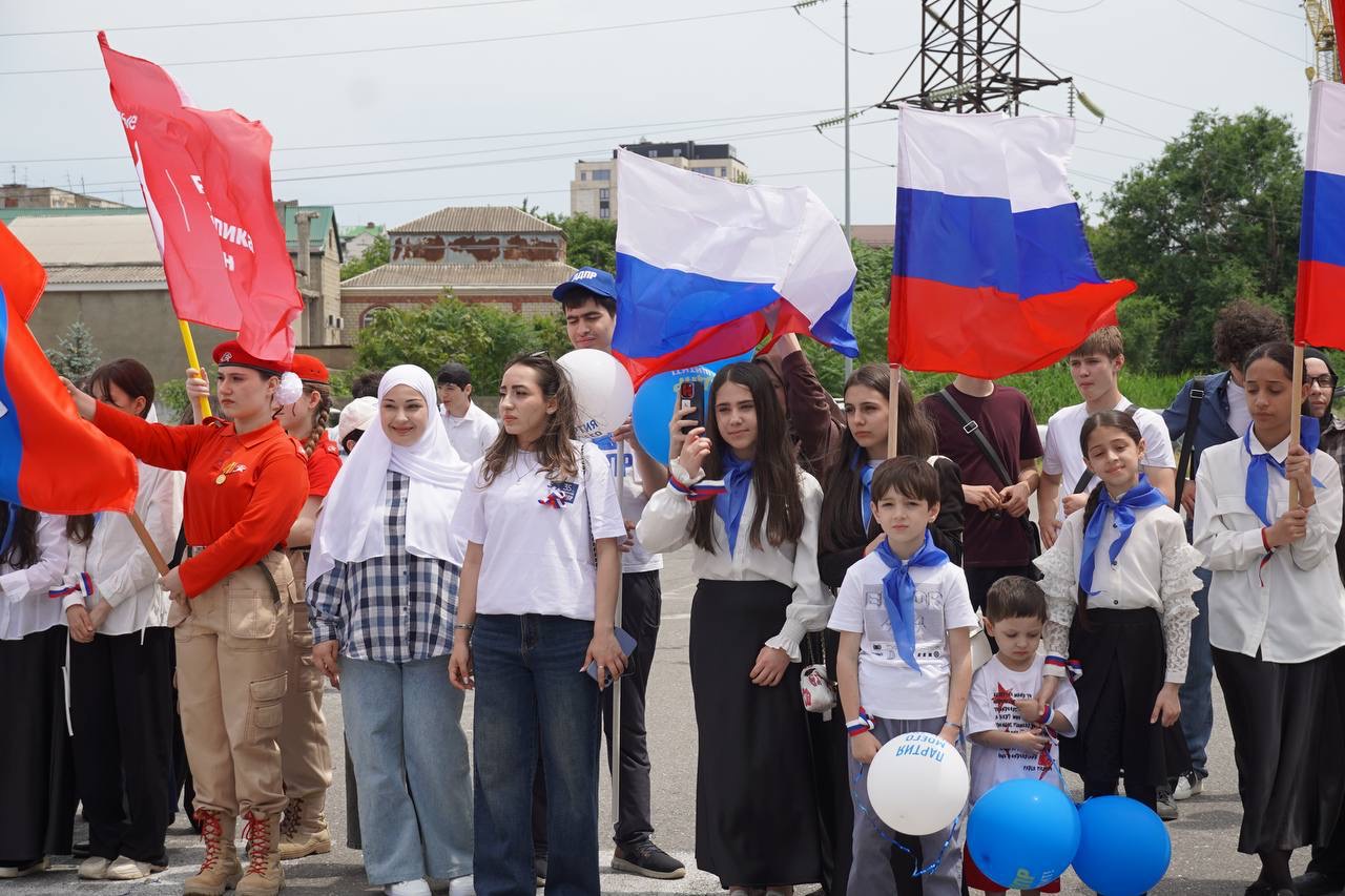 В Махачкале развернули масштабный флаг России