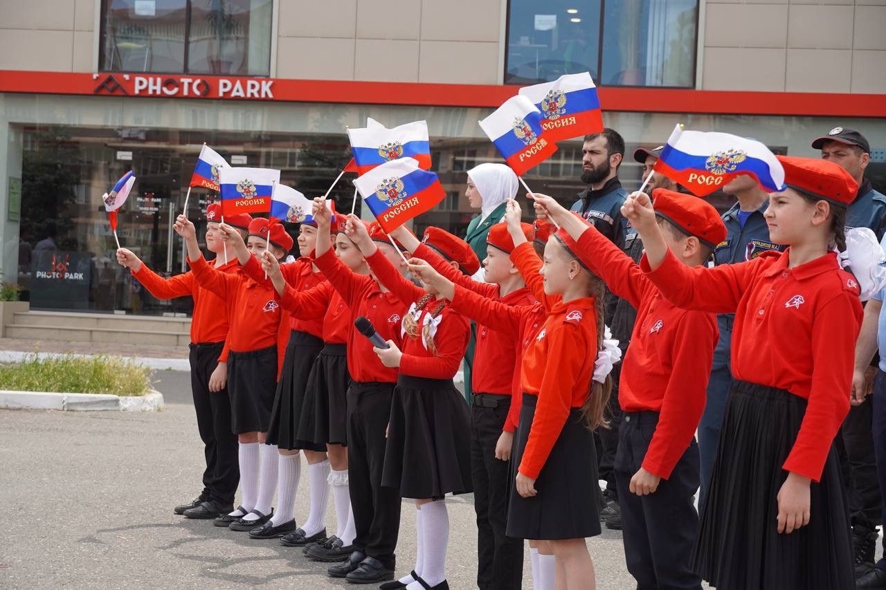 В Махачкале развернули масштабный флаг России