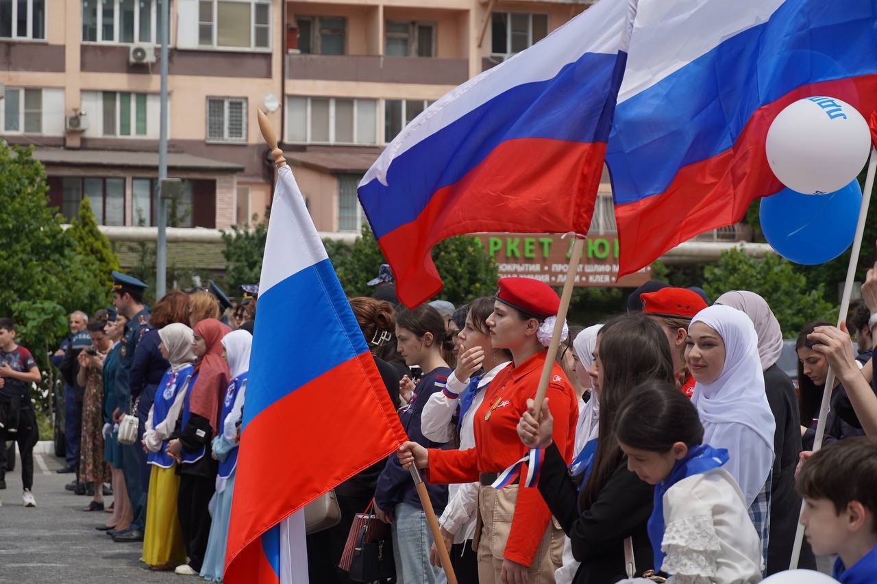 В Махачкале развернули масштабный флаг России