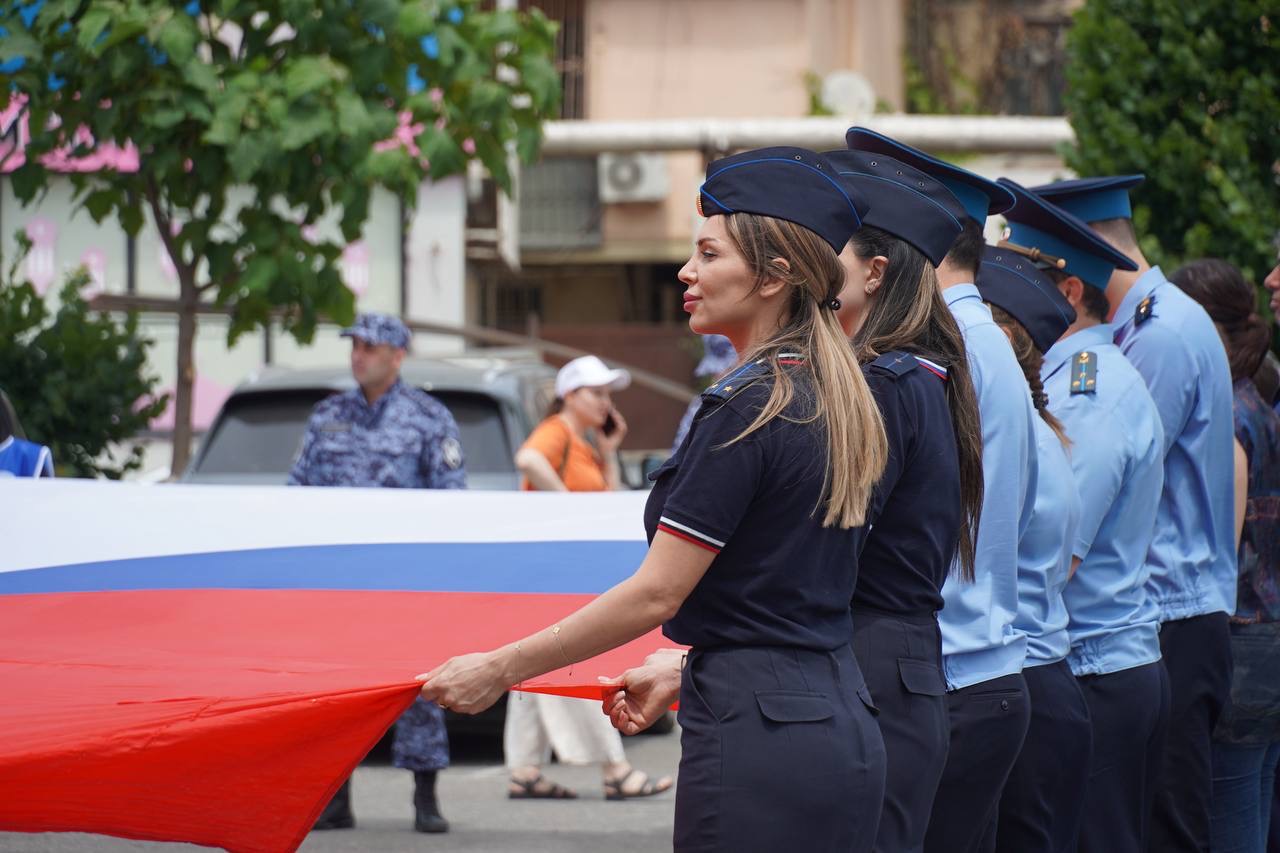 В Махачкале развернули масштабный флаг России