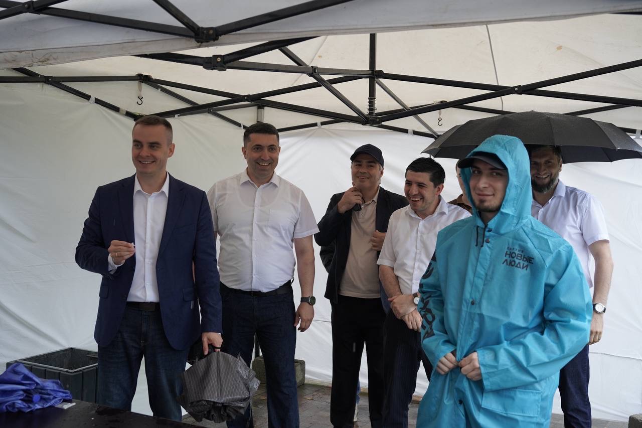 В День молодежи в Махачкале лекторы Общества «Знание» провели открытые лекции и дебаты на бульваре Сулеймана Стальского